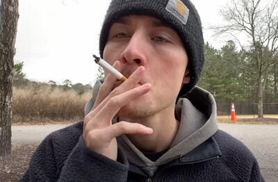 Лечение зависимости от табакокурения в Самаре Мужчина с сигаретой делает затяжку