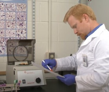 Клиника лечения наркозависимости в Самаре Врач в кабинете клиники