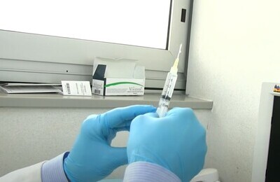 Проведение кодирования Вивитролом в Самаре Шприц с Вивитролом в руках у врача